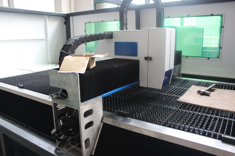 Máquina de corte con láser de chapa IPG 700w Fabricante de China